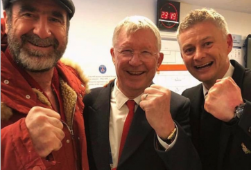 Sir Alex vào phòng thay đồ, ăn mừng cùng các cầu thủ MU