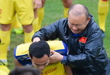 VIDEO: Choáng với HLV Park 1 thì choáng 10 với trợ lý Sung Gyun