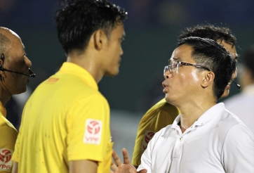 HAGL cho trọng tài xem bằng chứng việt vị ngay trên sân