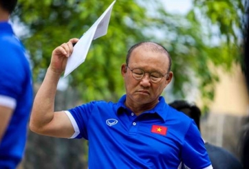 Hai tin ‘sét đánh ngang tai’ với HLV Park Hang-seo