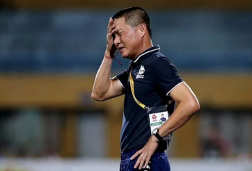 HLV Chu Đình Nghiêm và cơn đau đầu 'dễ chịu' ở hàng phòng ngự