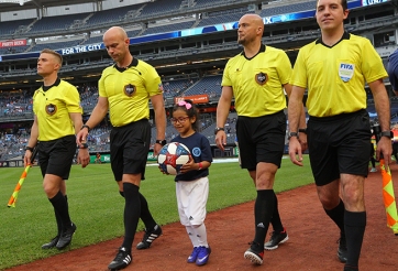 Chính xác có bao nhiêu 'trọng tài' trong 1 trận đấu bóng đá?