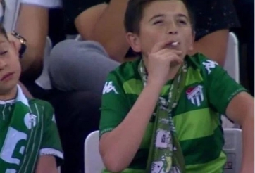 Cậu bé gây sốt khi 'hút thuốc' trên khán đài - được cho là 36 tuổi