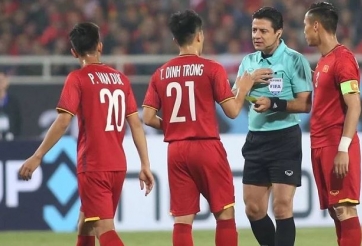 Không được đeo 'trang sức' trong trận đấu bóng đá trừ 'trọng tài'?