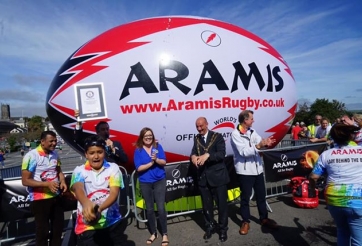 Chiêm ngưỡng bóng bầu dục khổng lồ của Anh lập kỷ lục Guinness