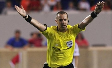 'Ký hiệu tay' của trọng tài bóng đá ám chỉ điều gì?