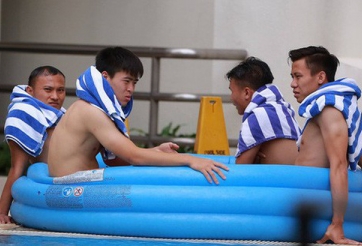 Cầu thủ ĐTVN phải ngâm trong nước đá sau mỗi trận, không sợ cảm lạnh?