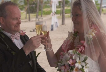 VIDEO: Người phụ nữ làm lại đám cưới 'trong mơ' sau khi giảm 45 kg