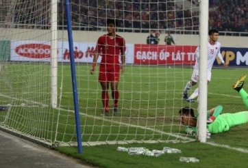 'Bóng đập trọng tài bay vào lưới' có được tính là bàn thắng không?