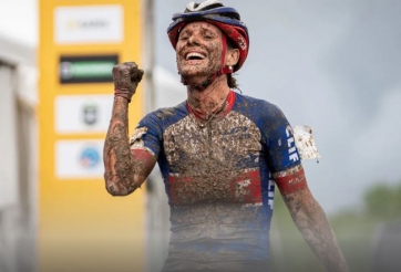 VĐV nữ 41 tuổi giành chiến thắng tại Giải đua xe đạp bùn lầy