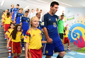 Tại sao các cầu thủ ra sân luôn dắt theo trẻ em?