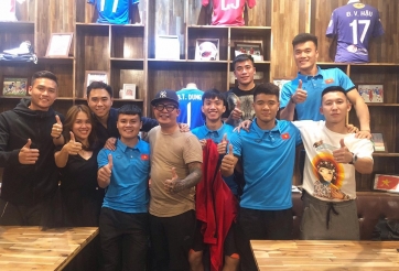 Bận rộn tập luyện, Đức Chinh không quên quán cafe 'của chung'