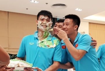 Thầy Park 'trét bánh' lên mặt Tiến Dũng, góp vui cùng các học trò