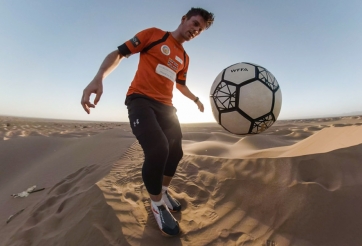 Chàng trai người Anh tâng bóng suốt 1 giờ ở Sahara vì kỷ lục