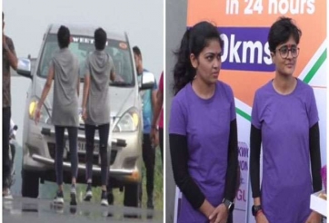 Hai cô gái Ấn Độ gửi thông điệp 'đặc biệt' khi chạy lùi trong 13 giờ