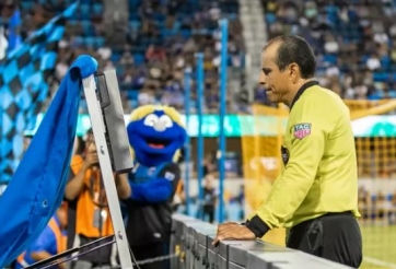 Công nghệ VAR gặp sự cố kỹ thuật vì sai lầm 'khó hiểu'