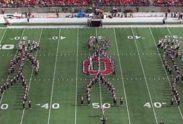 VIDEO: Ban nhạc diễu hành 'cực đẹp mắt' trong trận đấu bóng đá