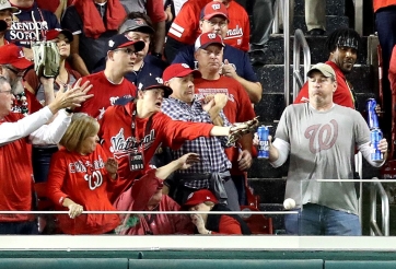 CĐV bóng chày 'ngầu' nhất thế giới