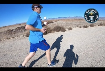 Người đàn ông Mỹ vẫn chạy được hàng cây số trong lúc bịt mắt, tâng bóng