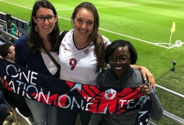 CĐV nữ bỏ việc, đi khắp nơi xem bóng đá