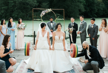 Ảnh 2 cô dâu cùng nâng tạ trong đám cưới đồng giới 'lan truyền chóng mặt'