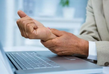 4 kiểu duỗi 'cổ tay' bạn nên làm mỗi ngày để bớt đau mỏi