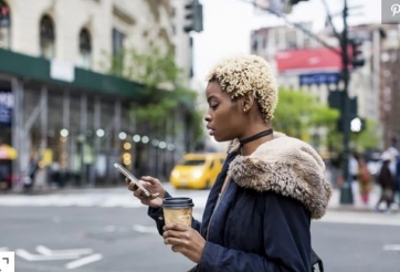 Chấn thương tăng vọt vì dùng điện thoại khi đi bộ