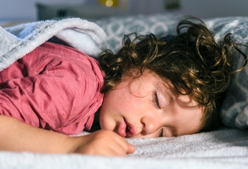 Ngủ 'không dùng gối': Lợi hay hại cho sức khỏe?