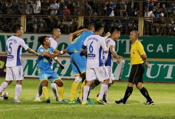 HLV Khánh Hòa: 'Đừng nghĩ cầu thủ HAGL hiền, họ chửi Zarour bằng tiếng Anh đấy'