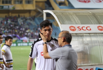 Khán giả Hàng Đẫy xúc động với hình ảnh HLV Park sau trận cầu kịch tính