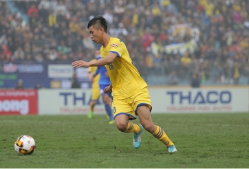 Phan Văn Đức bị lật cổ chân, xác định nghỉ thi đấu dài ngày