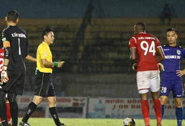 Pha bẻ còi kinh điển của trọng tài Lập nằm ngoài Luật bóng đá