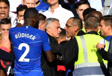 HLV MU nổi xung, đòi đánh nhau với người Chelsea