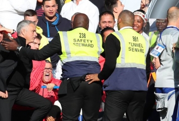 Mourinho nói gì sau va chạm với trợ lý Chelsea?