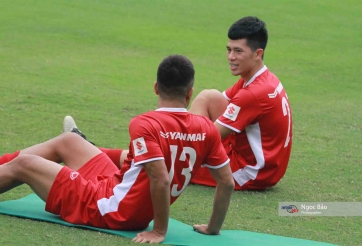 Trần Đình Trọng: 'Sân tập ở Lào cứng như bê tông'