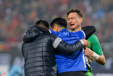 Văn Lâm khóc, Hùng Dũng gục mặt vào Quốc kì sau chức vô địch