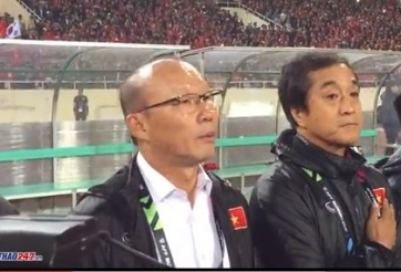 VIDEO: HLV Park cố kìm lòng trong màn Quốc ca ở trận CK AFF Cup