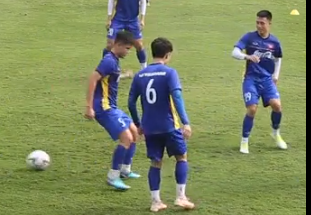 VIDEO: Xuân Trường xâu kim đồng đội không thương tiếc trong buổi tập của ĐTVN