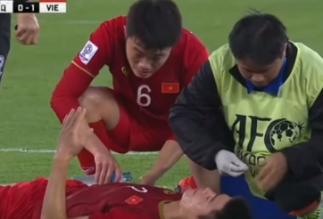 Xuân Trường gây xúc động với hình ảnh rửa máu cho Duy Mạnh