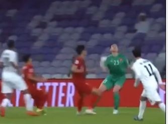 VIDEO: Đặng Văn Lâm khiến NHM Việt Nam thót tim