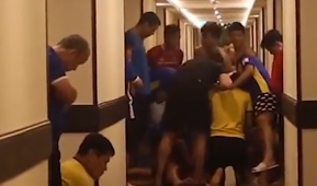 VIDEO: HLV Park và học trò hồi hộp, nín thở chờ vé vào vòng 1/8