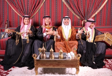 Tuyển thủ Việt Nam mừng sinh nhật đồng đội bằng ngọc ngà, châu báu