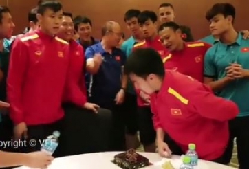 VIDEO: Đức Huy đón sinh nhật sau khi cùng ĐTVN vào tứ kết Asian Cup