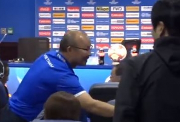 VIDEO: HLV Park đi tìm từng phóng viên Hàn Quốc sau trận đấu cuối cùng