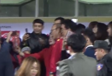 VIDEO: HLV Park tạo cơn sốt ngay tại SVĐ Hàng Đẫy