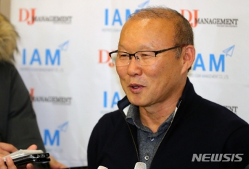 Về nước, HLV Park Hang-seo khen cầu thủ Việt Nam 'khoẻ hiếm thấy'