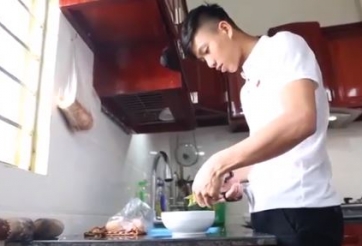 VIDEO: Phan Văn Đức dành 3 tiếng để làm mâm cơm gia đình
