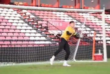 VIDEO: Văn Lâm gây ấn tượng mạnh trong buổi tập đầu tiên ở Muangthong