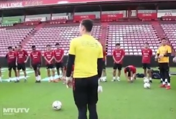 VIDEO: Cầu thủ Muangthong thích thú với màn tự giới thiệu của Văn Lâm