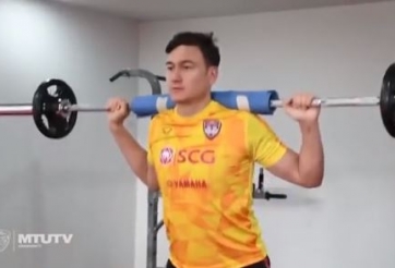 VIDEO: Văn Lâm hăng say tập luyện trong phòng GYM của Muangthong